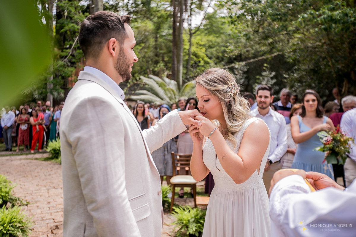 Noiva beija a aliança do noivo na cerimônia de casamento na Chácara Vila Velha em Itatiba
