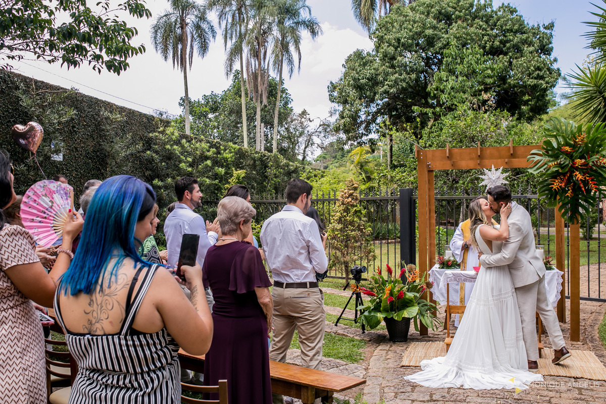 O beijo do casal de noivos após fim da cerimônia de casamento na Chácara Vila Velha em Itatiba