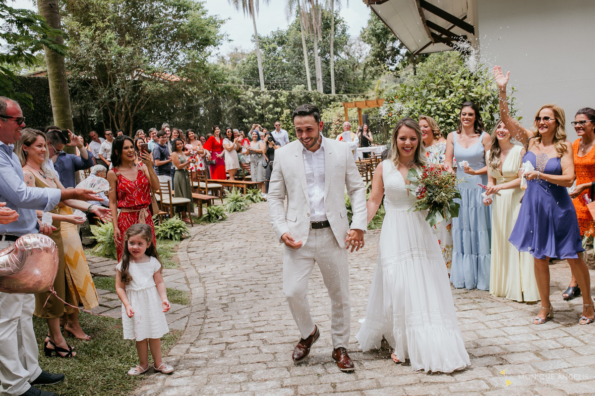 A saída do casal de noivos após a cerimônia de casamento na Chácara Vila Velha em Itatiba