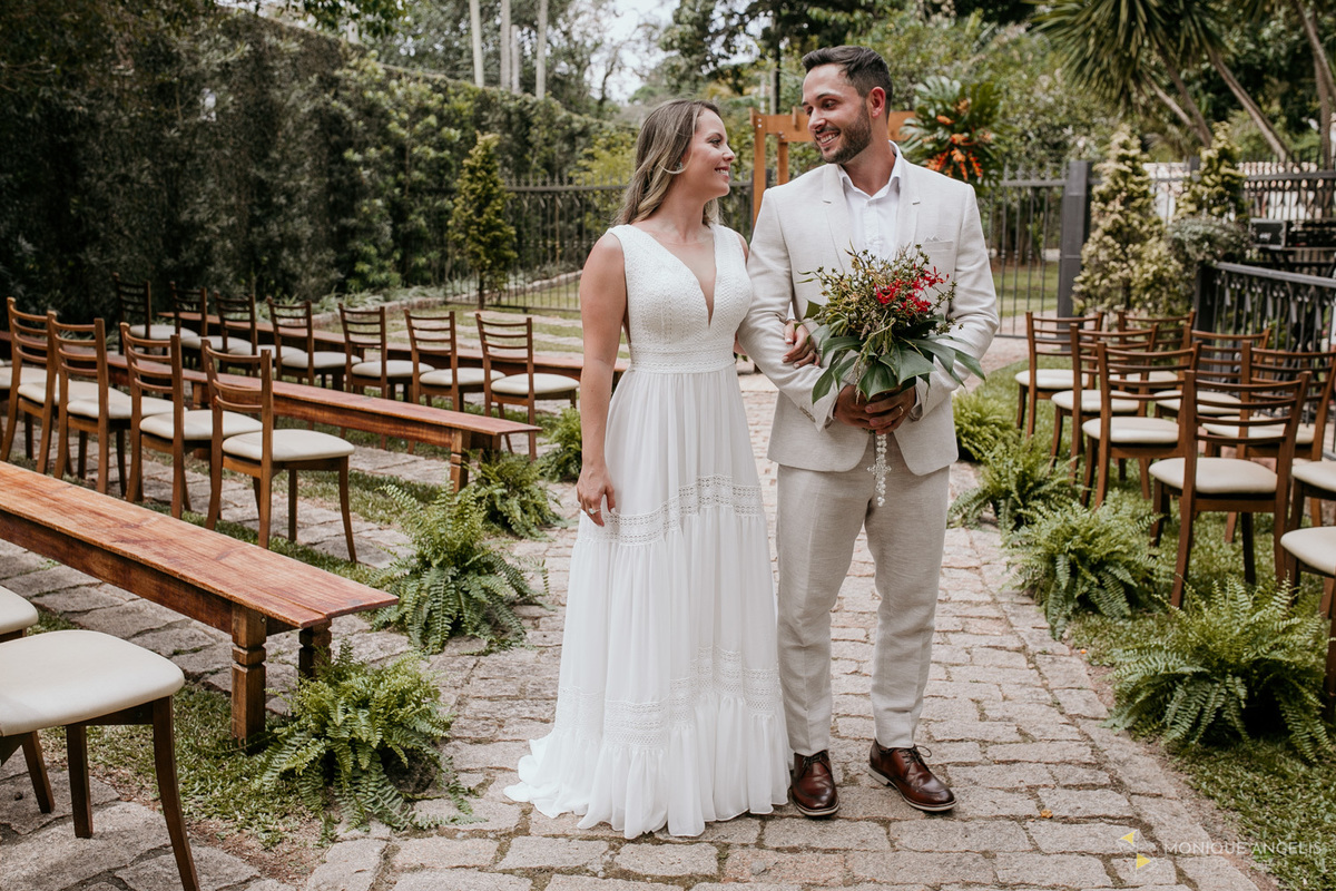 Ensaio do casal de noivos após cerimônia de casamento na Chácara Vila Velha em Itatiba
