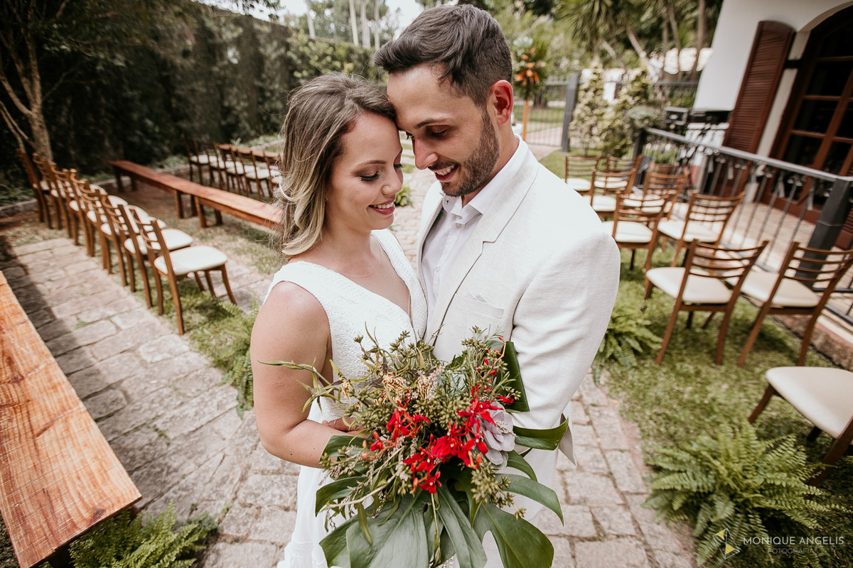 Ensaio do casal de noivos após cerimônia de casamento na Chácara Vila Velha em Itatiba