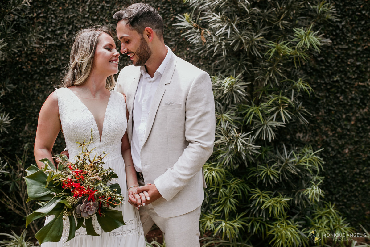 Ensaio do casal de noivos após cerimônia de casamento na Chácara Vila Velha em Itatiba