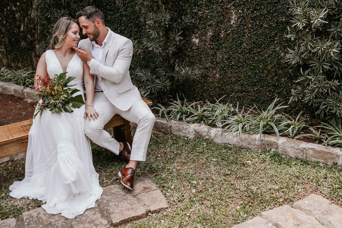 Ensaio do casal de noivos após cerimônia de casamento na Chácara Vila Velha em Itatiba