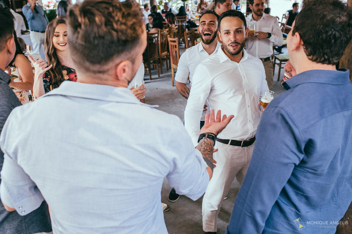 Noivo se diverte com seus amigos durante recepção de casamento na Chácara Vila Velha em Itatiba SP