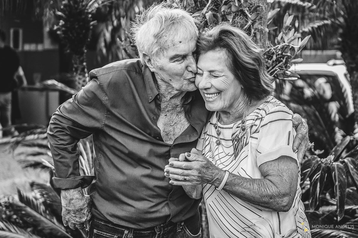 casal de idosos se beijam na recepção do casamento na Chácara Vila Velha em Itatiba SP