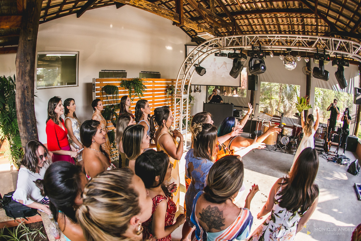 Noiva joga o buquê para as solteiras durante a festa de casamento na Chácara Vila Velha em Itatiba SP