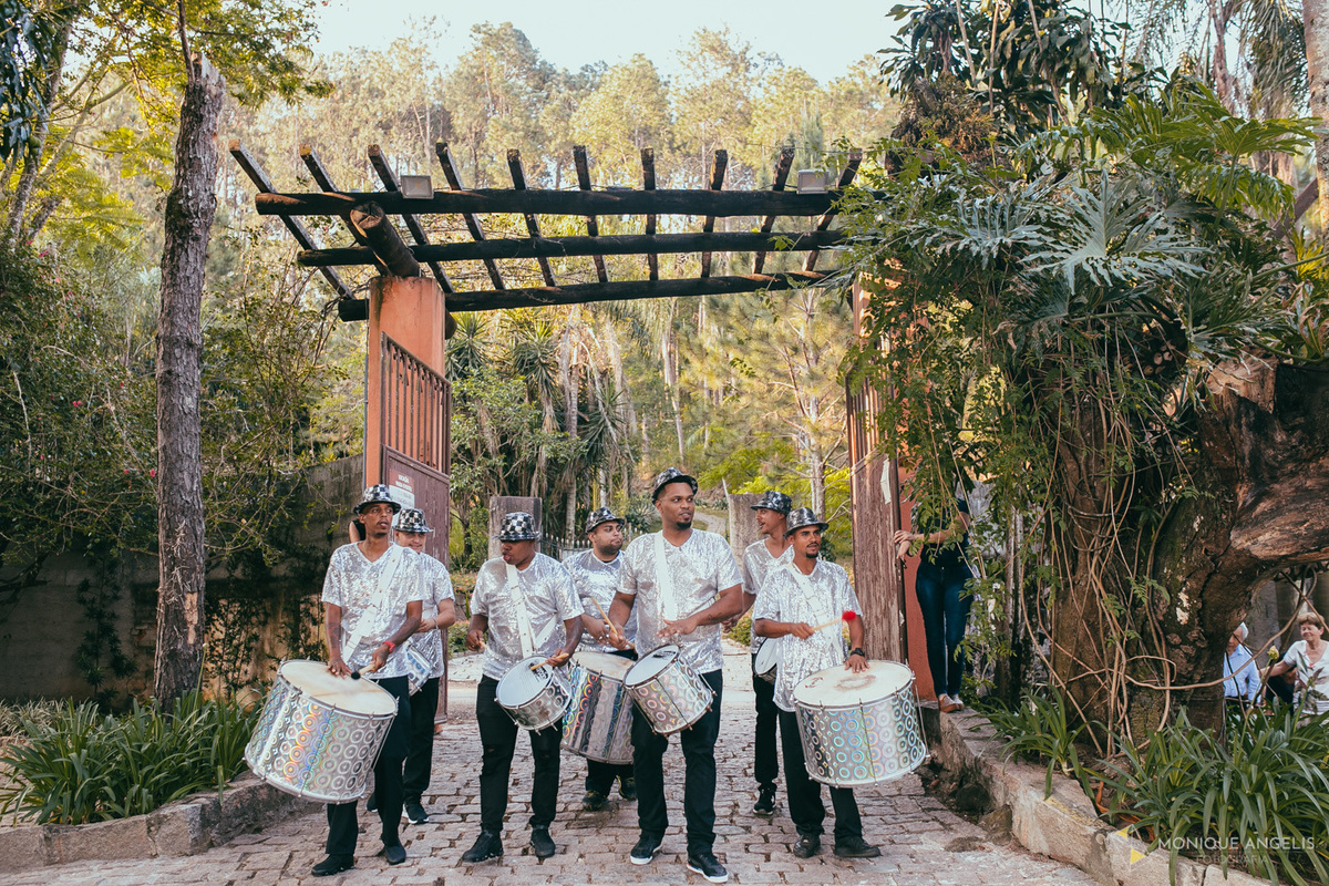 a entrada da escola de samba na festa de casamento na Chácara Vila Velha em Itatiba SP