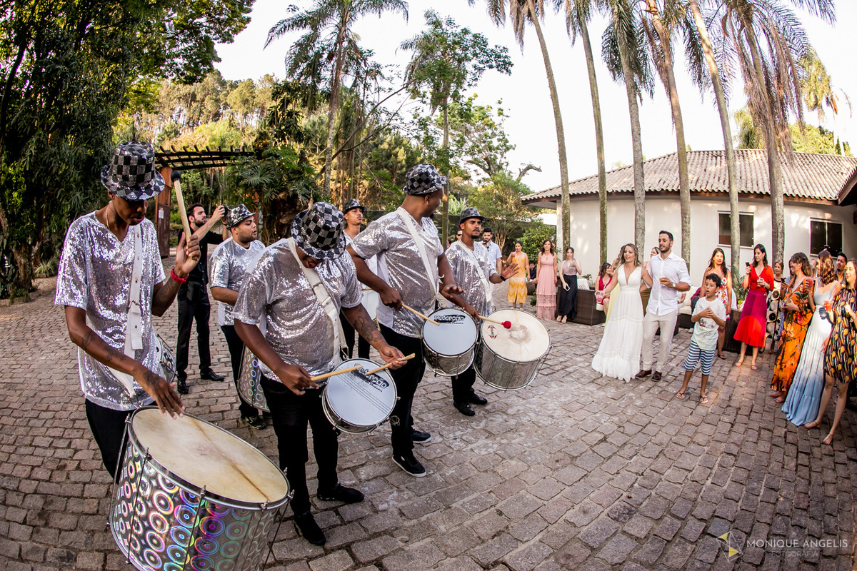 A escola de samba e o casal de noivos na festa de casamento na Chácara Vila Velha em Itatiba SP
