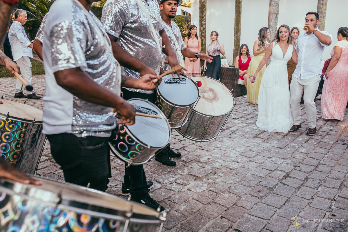 Casal de noivos dançam junto com escola de Samba durante festa de casamento na Chácara Vila Velha em Itatiba SP