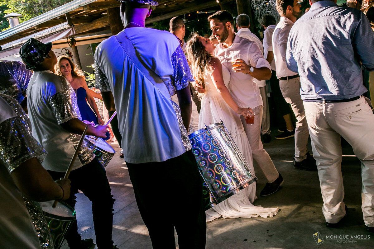 Casal de noivos se beijam na festa de casamento na Chácara Vila Velha em Itatiba SP