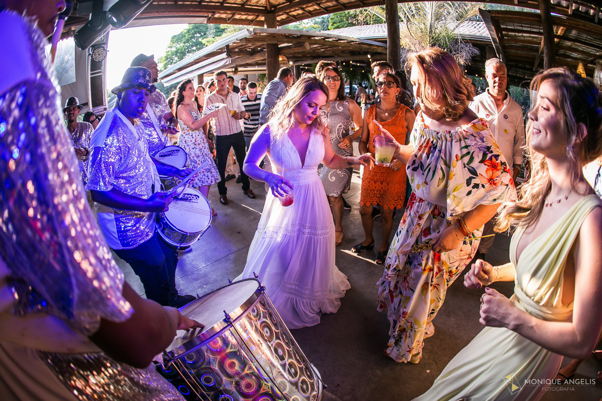 Noiva dançando entre convidados e escola de samba na festa de casamento na Chácara Vila Velha em Itatiba SP