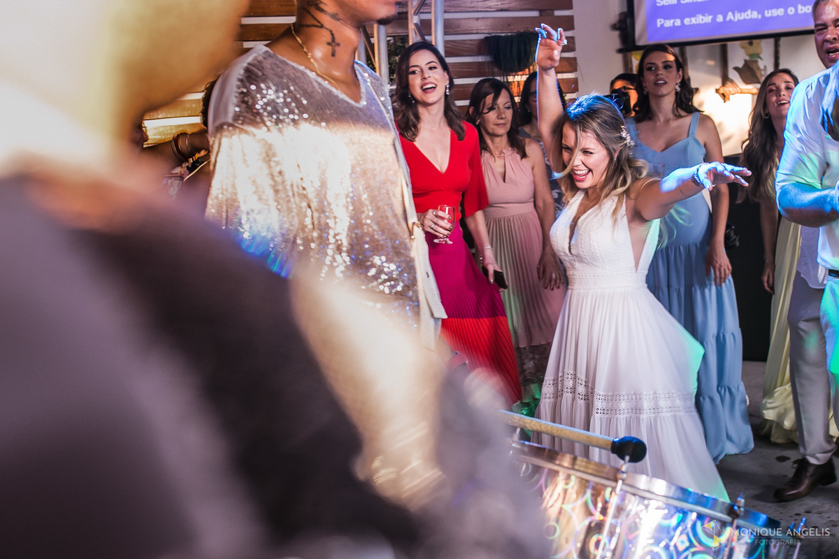 Noiva se divertindo na pista de dança na festa de casamento na Chácara Vila Velha em Itatiba SP