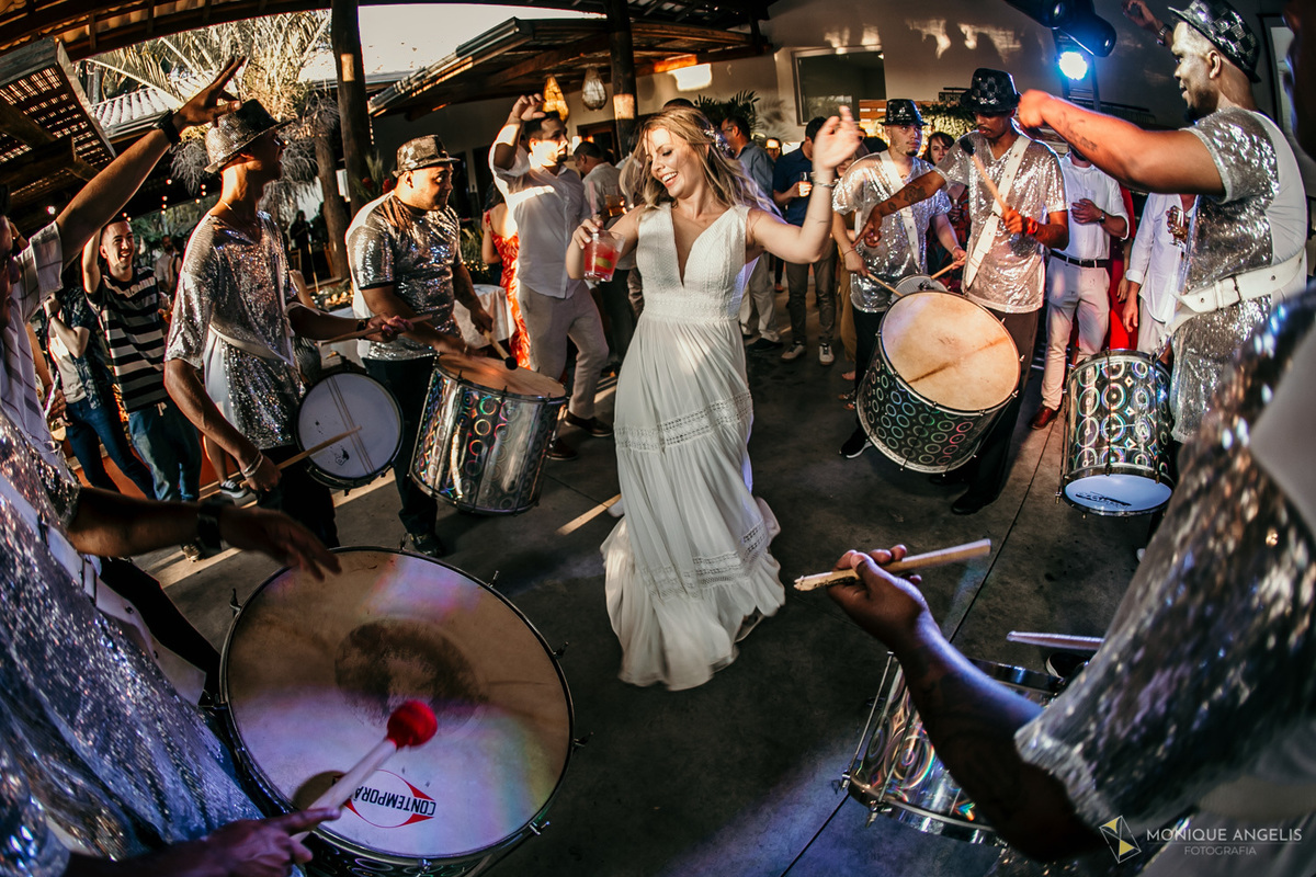 Noiva dança na roda de samba na festa de casamento na Chácara Vila Velha em Itatiba SP