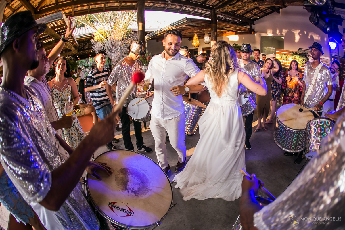 Casal de noivos dançando na roda de samba na festa de casamento na Chácara Vila Velha em Itatiba SP