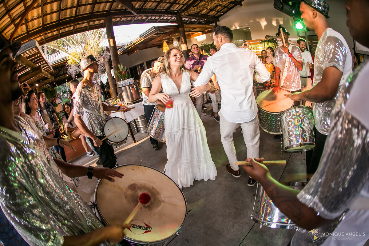 casal de noivos dançando no meio da escola de samba na festa de casamento na Chácara Vila Velha em Itatiba SP