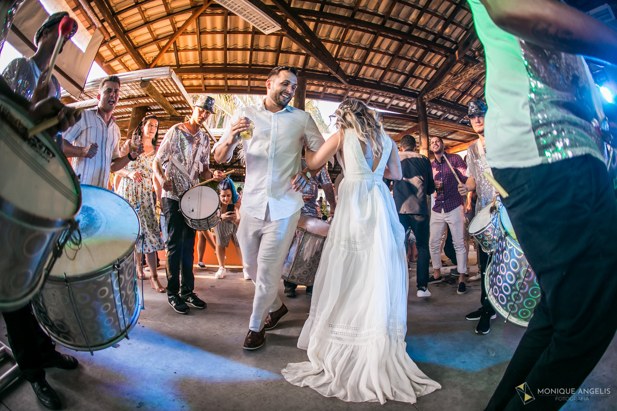 casal de noivos dançando na pista entre escola de samba na festa de casamento na Chácara Vila Velha em Itatiba SP