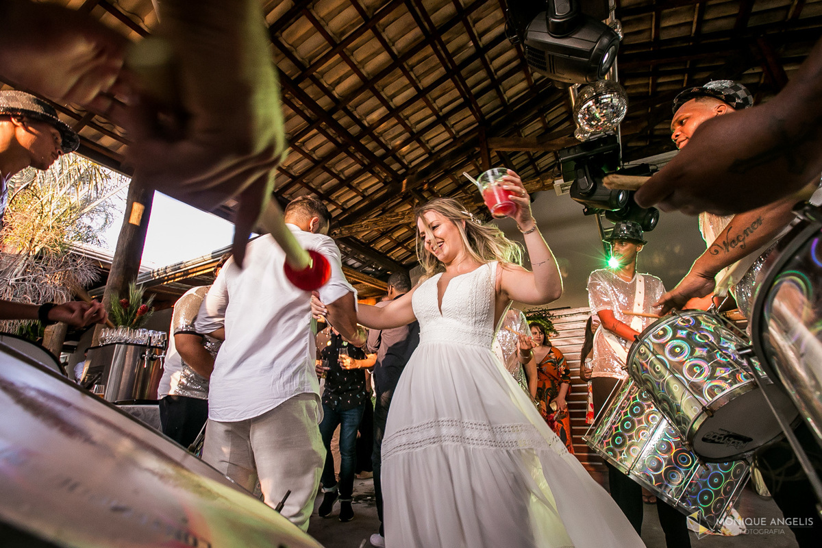 Noiva dançando com o noivo na pista de dança na festa de casamento na Chácara Vila Velha em Itatiba SP