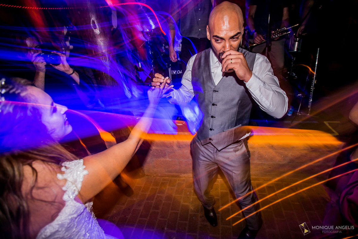 Noivo dança com a noiva na recepção do casamento na Paioça do Coboclo em Campinas SP