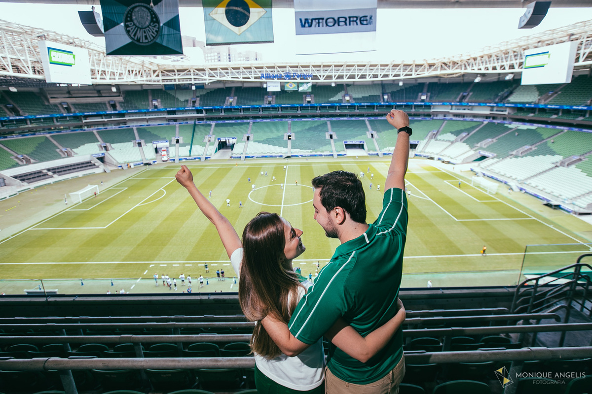 casal de noivos vibrando durante sessão fotográfica no Pré Wedding no Estádio do Palmeiras Allianz Parque SP