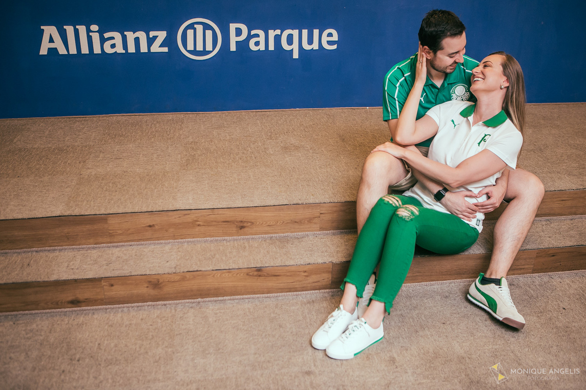 Casal de noivos sorrindo e abraçados no Estádio do Palmeiras durante Sessão fotográfica Pré Wedding no Allianz Parque SP