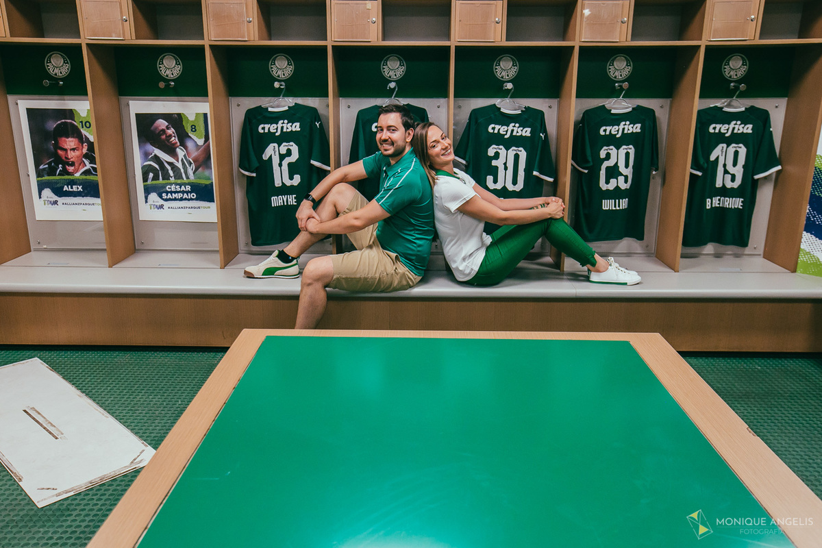 Casal de noivos sentados no vestiário no Estádio do Palmeiras durante Sessão fotográfica Pré Wedding no Allianz Parque SP
