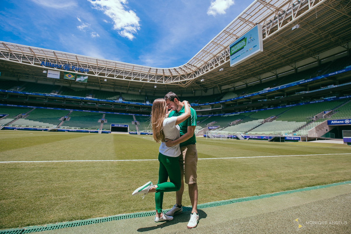 Casal de noivos juntos e abraçados no Estádio do Palmeiras durante Sessão fotográfica Pré Wedding no Allianz Parque SP