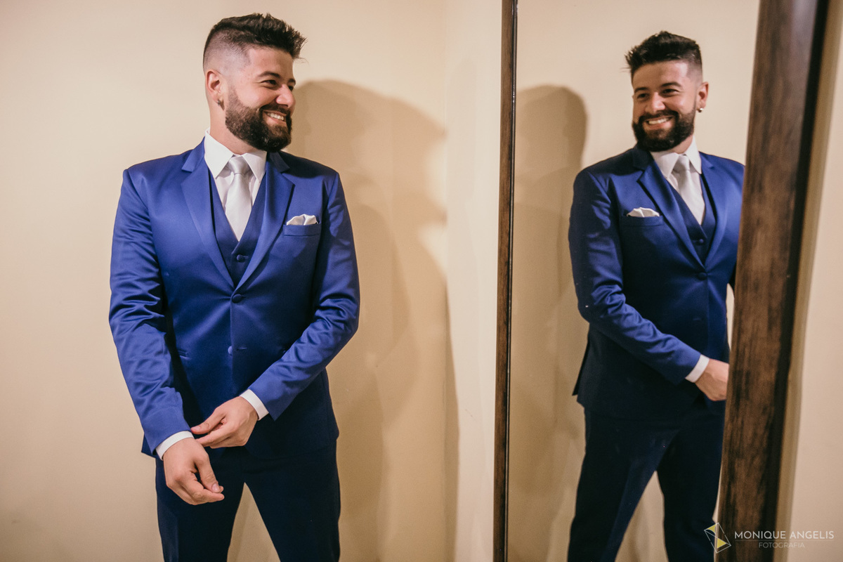 Noivo vestindo o terno no making of