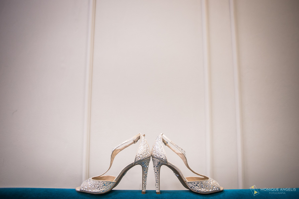 Os sapatos da noiva no Agnaldo Cabelos