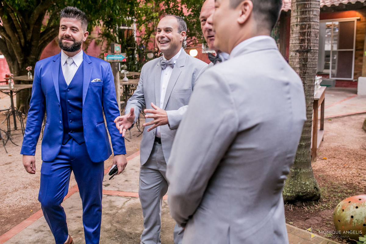 Noivo e seus convidados aguardando a cerimônia de casamento na Restaurante Marupiara Sousas SP