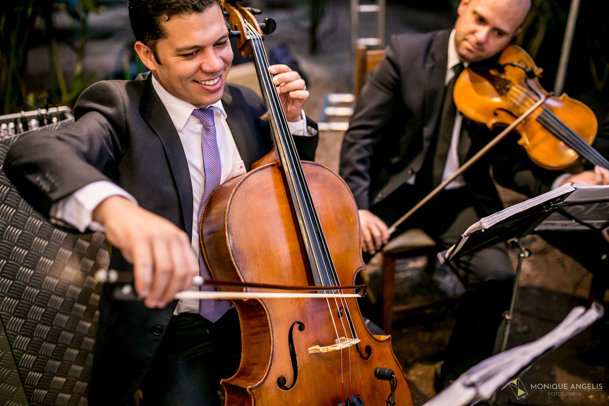 Músicos tocando minutos antes do inicio da Cerimônia de Casamento no Restaurante Marupiara Sousas SP