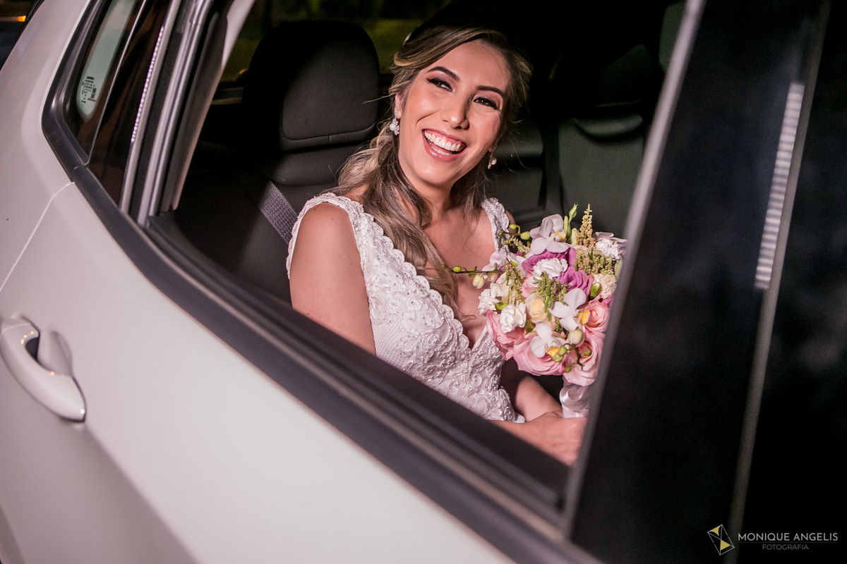 Noiva aguardando no carro antes do inicio do casamento no Restaurante Marupiara Souas SP