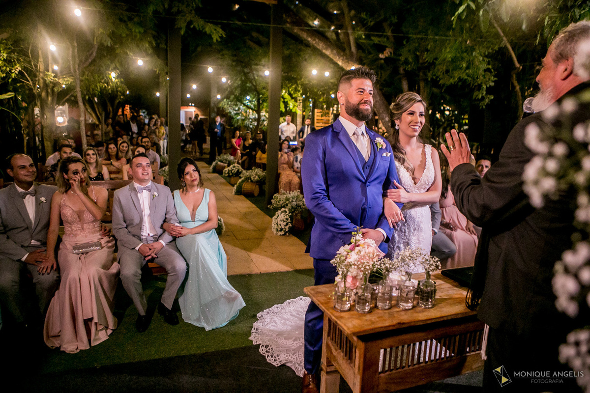 Casal de noivos juntos no altar durante a cerimônia de casamento no Restaurante Marupiara Souas SP