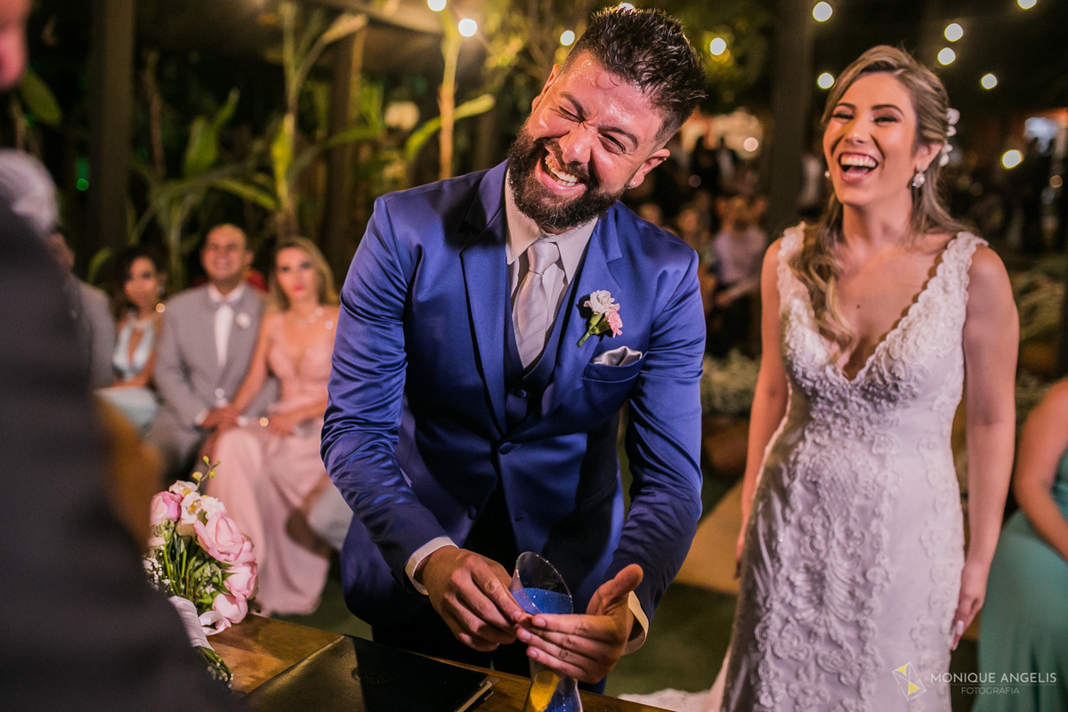 Noivo brinca ao colocar areia durante cerimônia de Casamento no Restaurante Marupiara Sousas SP