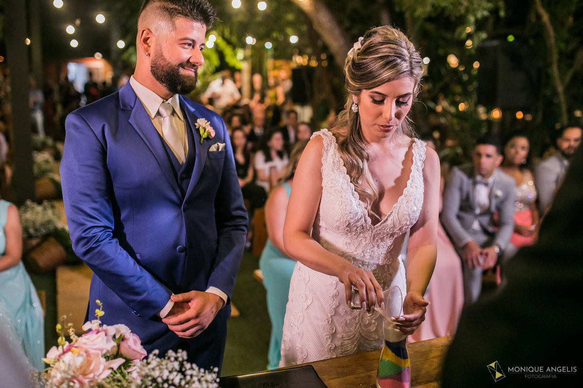 Noiva coloca a areia no recipiente na cerimônia de casamento no Restaurante Marupiara em Sousas SP 