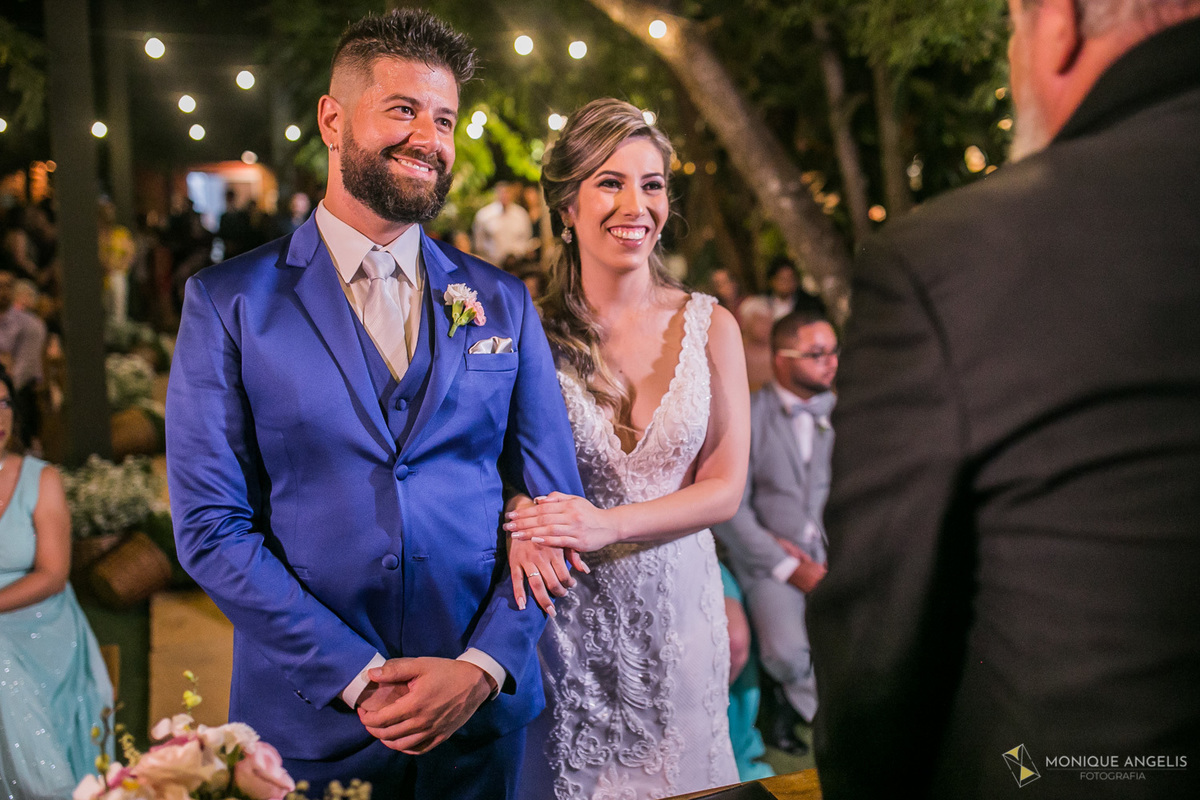 Casal de noivos abraçados durante a cerimônia de casamento na cerimônia de casamento no Restaurante Marupiara em Sousas SP 