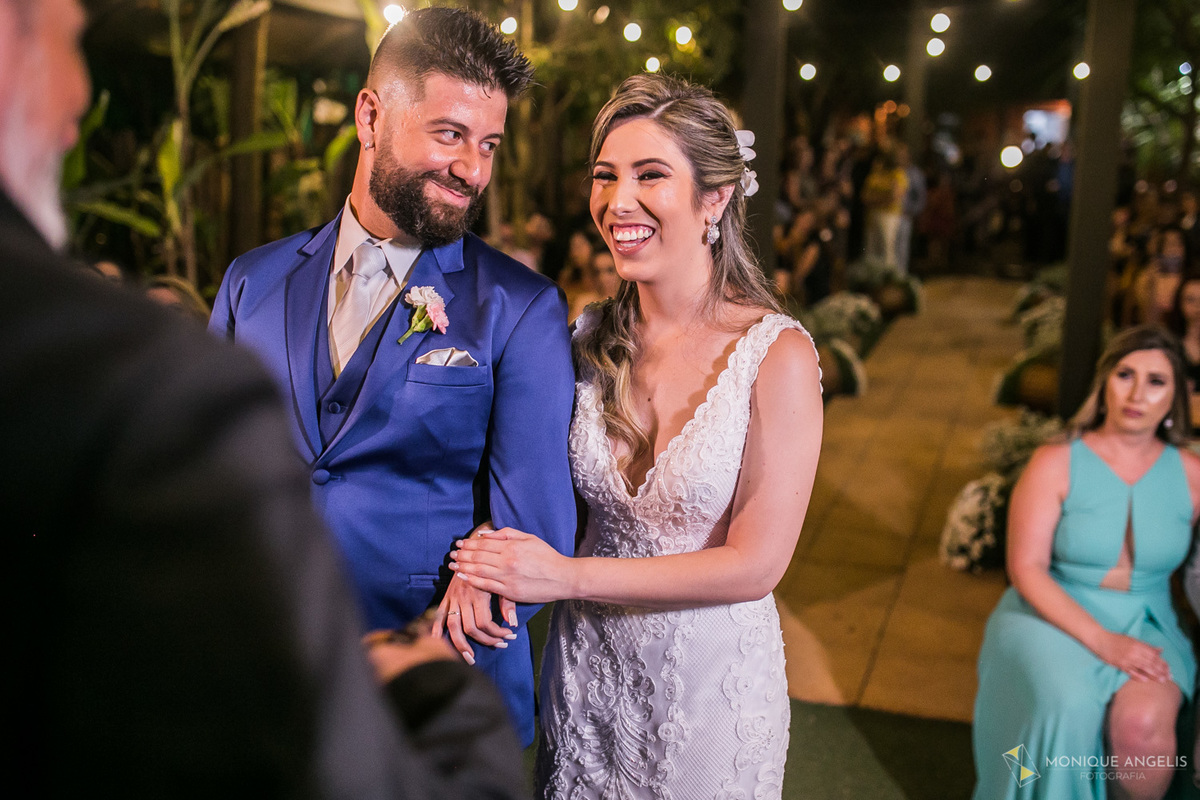 Noivo troca olhar com a noiva na cerimônia de casamento na cerimônia de casamento no Restaurante Marupiara em Sousas SP 