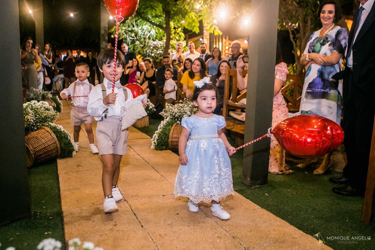 A entrada das alianças na cerimônia de casamento na cerimônia de casamento no Restaurante Marupiara em Sousas SP 