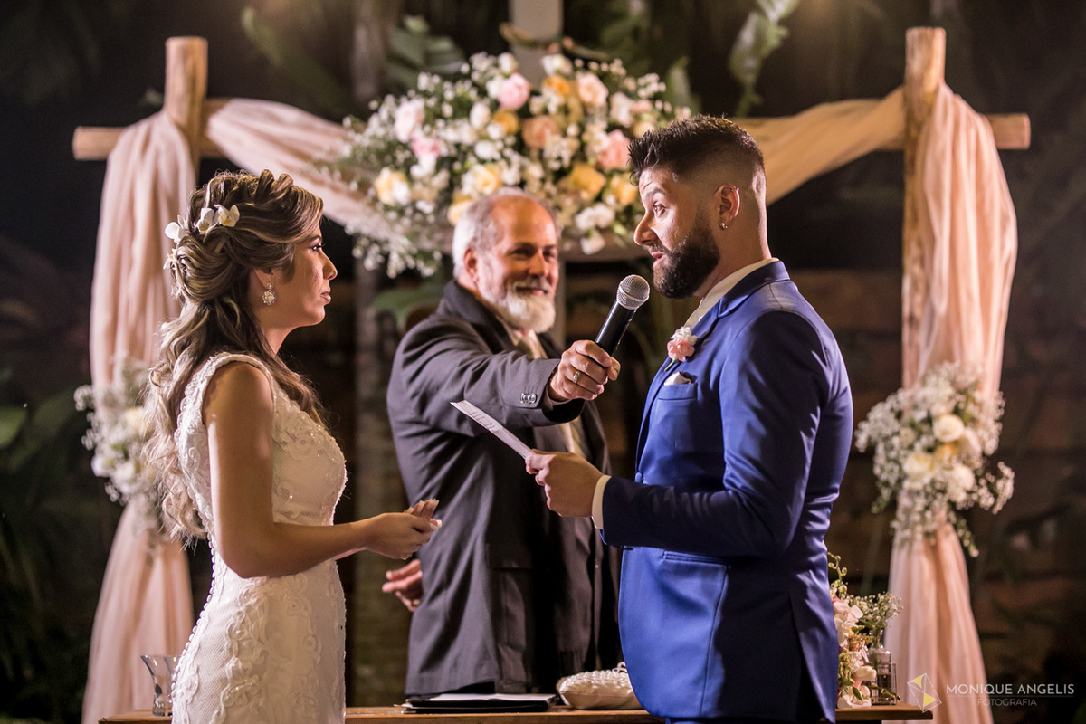 Noivo lê os votos para a noiva durante cerimônia de casamento na cerimônia de casamento no Restaurante Marupiara em Sousas SP 