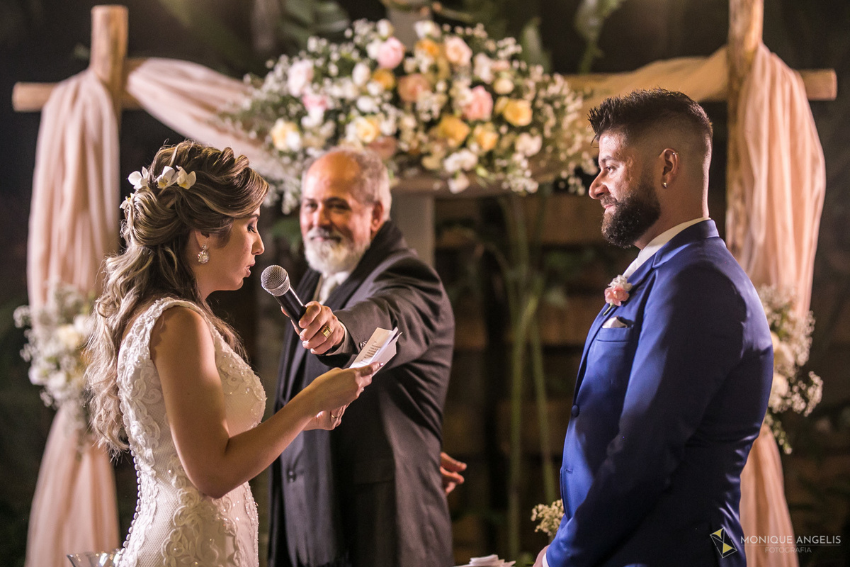 Noiva lê os votos para o noivo na cerimônia de casamento na cerimônia de casamento no Restaurante Marupiara em Sousas SP 