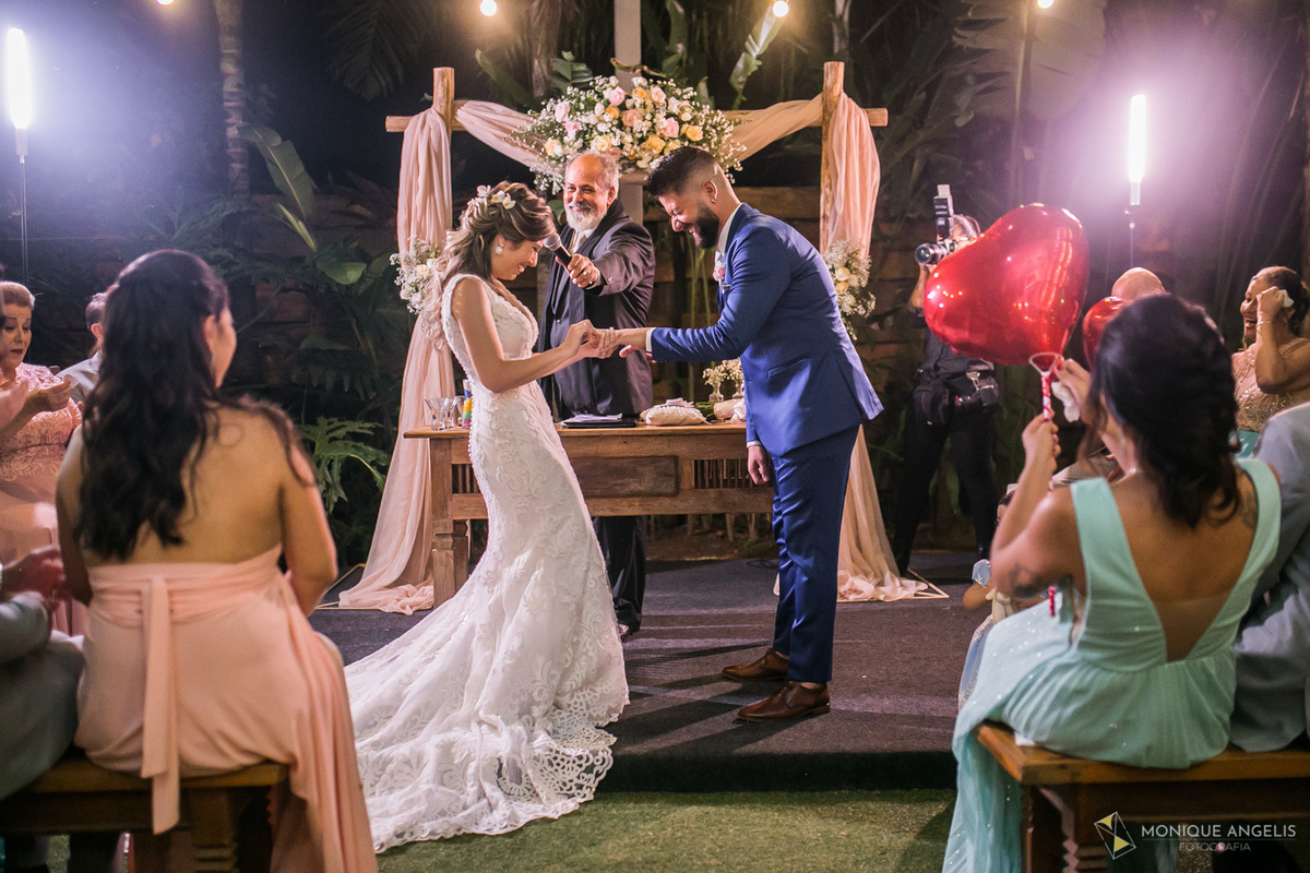 Casal de noivos trocam as alianças na cerimônia de casamento na cerimônia de casamento no Restaurante Marupiara em Sousas SP 