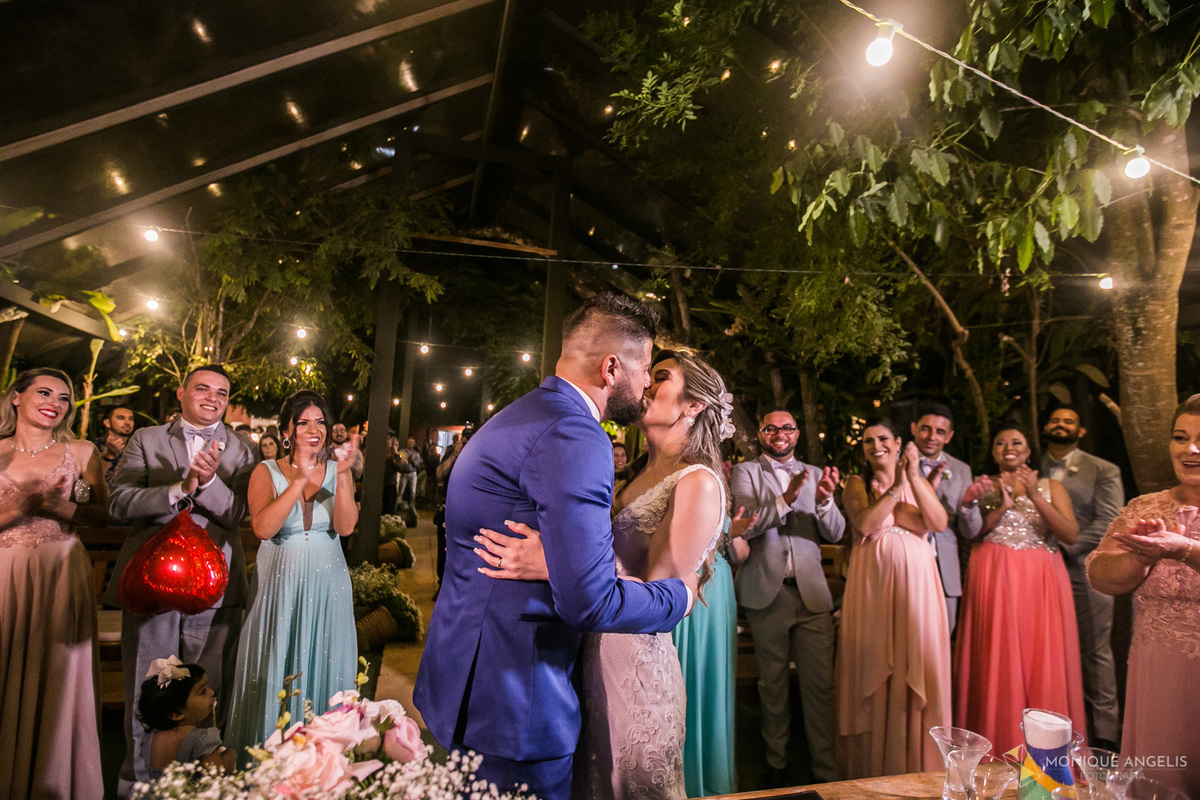 Casal de noivos se beijam na cerimônia de casamento na cerimônia de casamento no Restaurante Marupiara em Sousas SP 