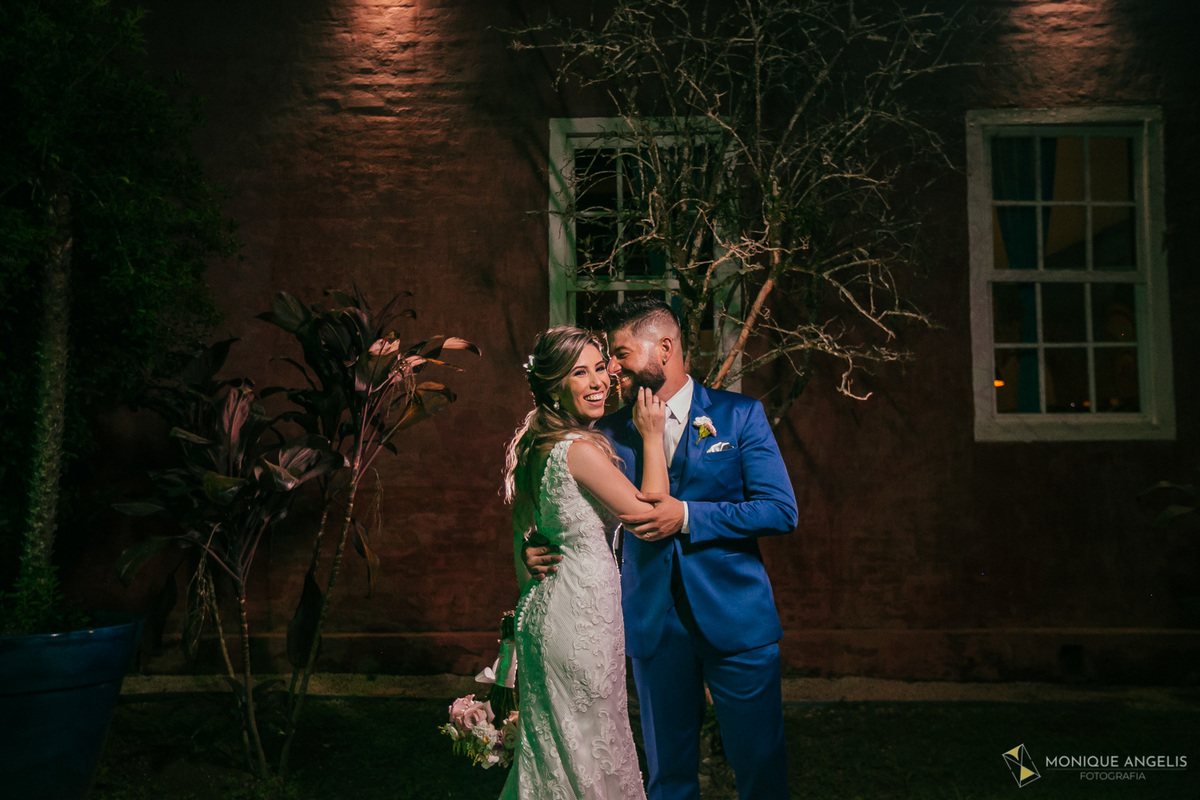 Ensaio do casal de noivos após cerimônia de casamento na cerimônia de casamento no Restaurante Marupiara em Sousas SP 