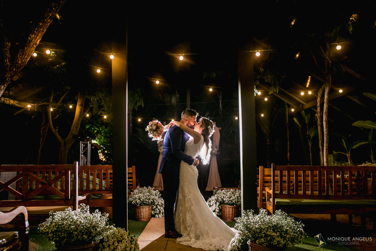 Casal de noivos se beijam durante ensaio fotográfico após cerimônia de casamento na cerimônia de casamento no Restaurante Marupiara em Sousas SP 