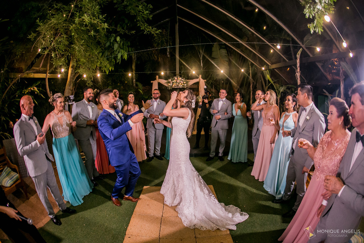 Padrinhos recebem os recém casados na pista de dança da festa do casamento no Restaurante Marupiara em Sousas SP 
