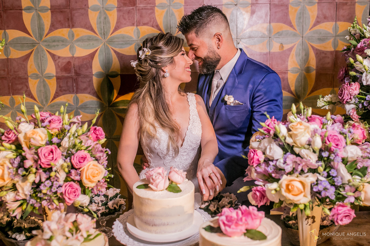 Casal de noivos cortam o bolo durante a festa do casamento no Restaurante Marupiara em Sousas SP 