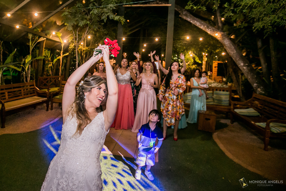 Noiva joga o buquê para as solteiras na pista de dança da festa do casamento no Restaurante Marupiara em Sousas SP 