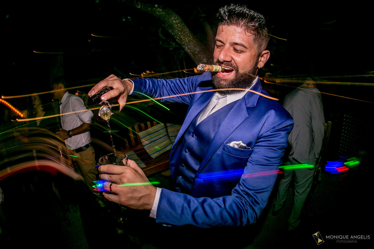 Noivo tomando Wisky e fumando charuto na festa do casamento no Restaurante Marupiara em Sousas SP 