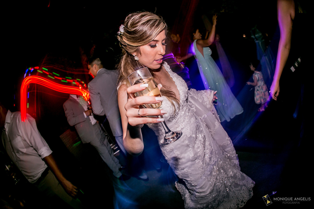 Noiva dançando e bebendo champanhe na festa do casamento no Restaurante Marupiara em Sousas SP 