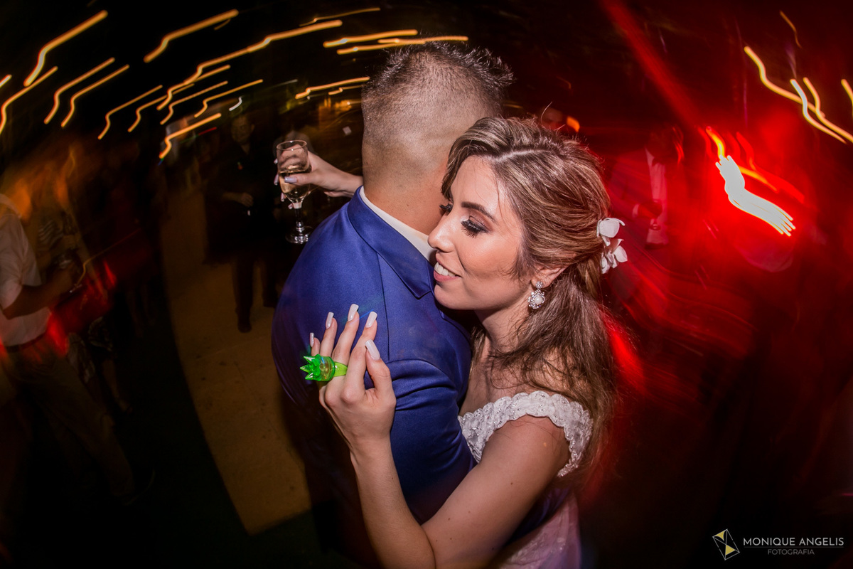 Casal de noivos dançando na pista de dança na festa do casamento no Restaurante Marupiara em Sousas SP 