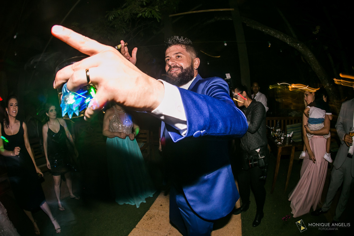 Noivo dançando junto com seus convidados na festa do casamento no Restaurante Marupiara em Sousas SP 